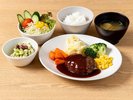 【夕食】肉の旨みを楽しめるハンバーグに、彩り豊かな野菜を添えた満足感のある朝食をご用意しております。