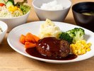 【夕食】肉の旨みを楽しめるハンバーグに、彩り豊かな野菜を添えた満足感のある朝食をご用意しております。