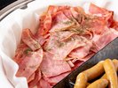 【朝食】香ばしく焼き上げたベーコンなど、朝食を彩る洋食メニューの定番として人気です。