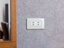 客室内にコンセントを完備しており、スマートフォンの充電や電化製品の利用にも便利です。