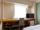 ゆとりあるデスクを備え、ビジネス利用や観光後のひとときにも快適にご利用いただけます。