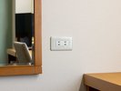 客室内にコンセントを備え、スマートフォンなどの充電にも便利です。