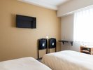 ベッドから見やすい位置にテレビを設置し、お部屋で快適な時間をお過ごしいただけます。