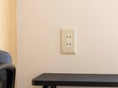 客室内にコンセントを備え、スマートフォンなどの充電にも便利です。