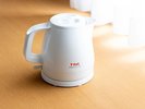 客室には電気ケトルを備え、コーヒーやお茶などお好みの飲み物をお楽しみいただけます。