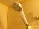 「ReFa(リファ)」のシャワーヘッドを全室導入。きめ細かな水流で、心地よいシャワータイムを