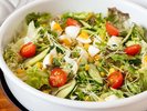 【朝食】彩り豊かな新鮮サラダをご用意。 シャキシャキの野菜と彩り豊かな具材で、朝の食事を爽やかに