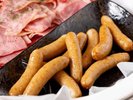 【朝食】朝食を彩るこだわりの一品。 香ばしく焼き上げたソーセージで、満足感のある朝へ