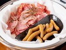 【朝食】朝食を彩る人気メニュー。 香ばしく焼き上げたソーセージとベーコンで、しっかりとした満足感