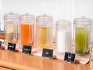 【朝食】豊富なドリンクメニューは、野菜ジュースやフルーツジュース、など、お好な物をお楽しみ頂けます。