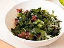 【朝食】新鮮な海藻を使用した、ヘルシーなサラダ 、磯の風味と豊かな食感を楽しめる一品です。