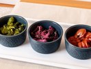 【朝食】彩り豊かな三種のお漬物。 朝食にうれしい、さっぱりとした味わいの一品です。