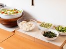 【朝食】彩り豊かな野菜料理を揃えた、健康的で爽やかな朝食コーナー。