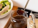【朝食】玉ねぎの甘みとコクを楽しめる特製ドレッシング。 新鮮な野菜の味わいを引き立てます。