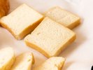 【朝食】ふんわり食パン。 やさしい甘みと柔らかな食感で、朝食を彩るメニューです。