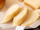 【朝食】バケットもご用意。 トースターで焼き上げれば外はパリッと、中はもっちりとした食感に