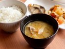 【朝食】朝にうれしいメニューを豊富にご用意。 バランスの良い朝食をお楽しみいただけます。