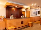 スタッフが丁寧にお迎えするフロント。 チェックインから始まる、安心で心地よい滞在をお届けします。