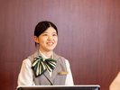 笑顔でお迎えするフロントスタッフ。 心を込めたおもてなしで、快適なご滞在をサポートいたします。