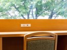 ロビーには、電源コンセントを備えたカウンタースペースをご用意しております。