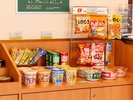 館内では、カップ麺やお菓子、おつまみ類を販売しております。