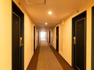 客室フロアは明るく清潔感のある廊下で整えられております。