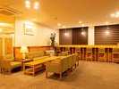 開放的なロビーには、ゆったり寛げるソファ席と作業にも便利なカウンター席をご用意。
