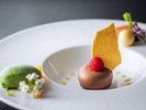 ディナーメニュー一例(白トリュフ香るクレームブリュレを閉じ込めたチョコレートクリームと季節の果物)
