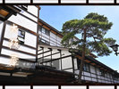 伝統を再現した建築様式 大きな白壁と黒い梁が美しい景観を創り出す伝統のせがい出し梁造り