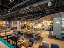 【PARiS&CANDY 京都三条店】空間に温かさ、懐かしさを与えるデザインとなっております。