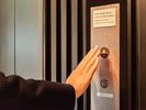 非接触型ボタン採用のエレベーター