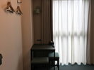 【テーブル】客室内に小テーブルと椅子のご用意がございます。