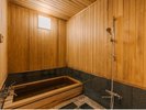 【藤|檜風呂】源泉かけ流しの湯を心ゆくまで。木の香りとぬくもりに包まれる、贅沢な湯浴み。