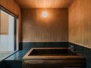 【藍|檜風呂】檜の香りに包まれる源泉かけ流しの湯を。