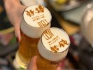 【鈴鐘ビール】きめ細かな泡にロゴをあしらった一杯が、特別な乾杯を演出。