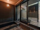 【絹|内風呂】内と外が美しく溶け合う、贅沢な湯浴みの設え。
