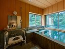 宿泊のお客様はどなたでご利用いただける、貸切半露天風呂「滝見の湯」