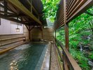 緑豊かな木々に囲まれ、那須の名湯「地蔵の湯」源泉かけ流しの露天風呂。