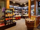 フロントロビーにある土産処では、地元の銘菓やお味噌、民芸品など取り揃えております。