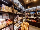 フロントロビーにある土産処では、地元の銘菓やお味噌、民芸品など取り揃えております。