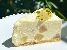 ラフランスのレアチーズケーキです。果肉を贅沢に使った、プレミアムなケーキです。