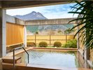 露天風呂(檜)自家源泉の単純泉がお楽しみいただけます