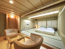 【新館・最上階】展望風呂付和洋室メゾネット〜本間ベッドルーム・広縁(1階部分)〜