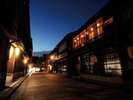 【ひがし茶屋街】夜はひときわ艶やかな雰囲気に。江戸の世にタイムスリップしたような気分に浸れます