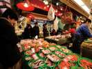 【近江町市場】新鮮な魚介類や加賀野菜を売る店が軒を連ねる金沢の台所。買い食いや市場ごはんも楽しみ