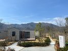 HESTA SMART VILLA入口比良山系をバックに
