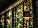 【レストラン】TRATTORIA M KYOTO バーエリアの壁一面に施された苔のアート
