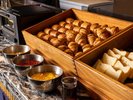 【朝食】数種類のパンやジャムをご用意。トースターで温めてからお召し上がりください。