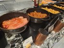 【朝食】唐揚げ・ベーコン・スクランブルエッグ等の定番メニューも勿論ご用意!