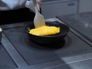 【朝食】ライブキッチンで、出来立てのオムレツや目玉焼きをお楽しみください♪